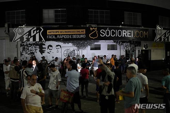 [산투스(브라질)= AP/뉴시스] 펠레의 별세 소식에29일(현지시간)  브라질 산투스 시내 펠레가 소속되었던 산투스 축구팀 홈경기장에 모인  축구팬들.