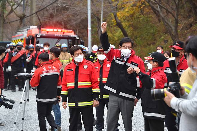 [부산=뉴시스] 박형준 부산시장이 지난 11월 22일 산불이 발생한 기장을 방문해 현장상황을 점검하고 있다.(사진=부산시 제공)  *재판매 및 DB 금지