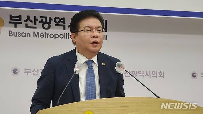 [부산=뉴시스] 권태완 기자 = 제9대 부산시의회 출범 100일을 맞은 6일 오전 연제구 시의회 브리핑 룸에서 안성민 의장이 출범 100일 성과와 향후 활동 방향에 대해 발표하고 있다. 2022.10.06. kwon97@newsis.com