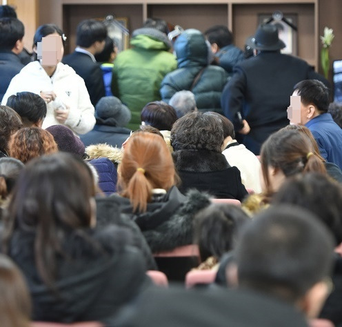 [대구=뉴시스]대구공공시설관리공단(이사장 문기봉) 명복공원에서 화장이 끝나기를 기다리는 시민들의 모습. 뉴시스DB. 2022.12.30 photo@newsis.com  *재판매 및 DB 금지