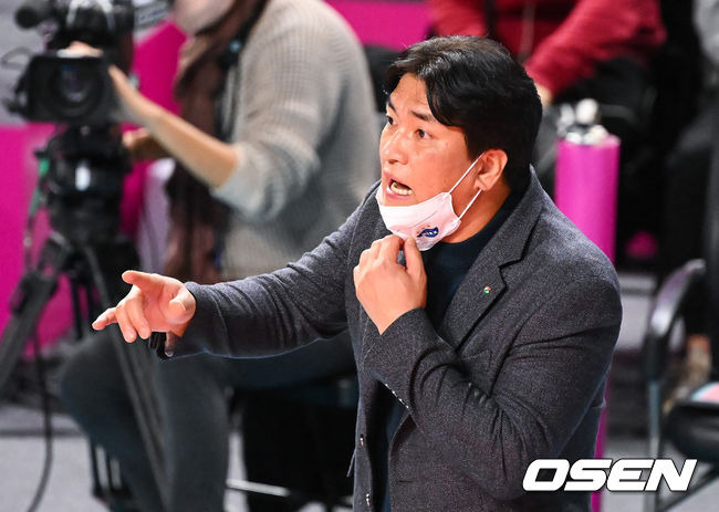 [OSEN=박준형 기자]2세트 GS칼텍스 차상현 감독이 작전 지시를 하고 있다.   2022.12.20 / soul1014@osen.co.kr