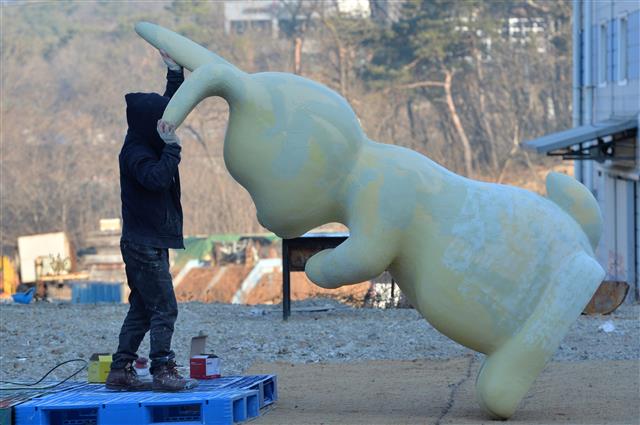 호미곶 ‘대형 토끼’ 보러 갈까 - 계묘년 토끼의 해를 앞둔 29일 오전 경북 경주시 강동면의 한 작업장에서 대형 토끼 조각품이 제작되고 있다. 허경식 작가가 만든 이 작품은 포항시 남구 호미곶해맞이광장에 설치될 예정이다.포항 뉴스1