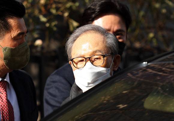 소망교회 찾은 이명박 전 대통령 - 신년 특별사면으로 4년 9개월 만에 사면 복권된 이명박 전 대통령이 30일 퇴원 후 서울 강남구 소망교회를 방문하고 있다. 2022.12.30 연합뉴스