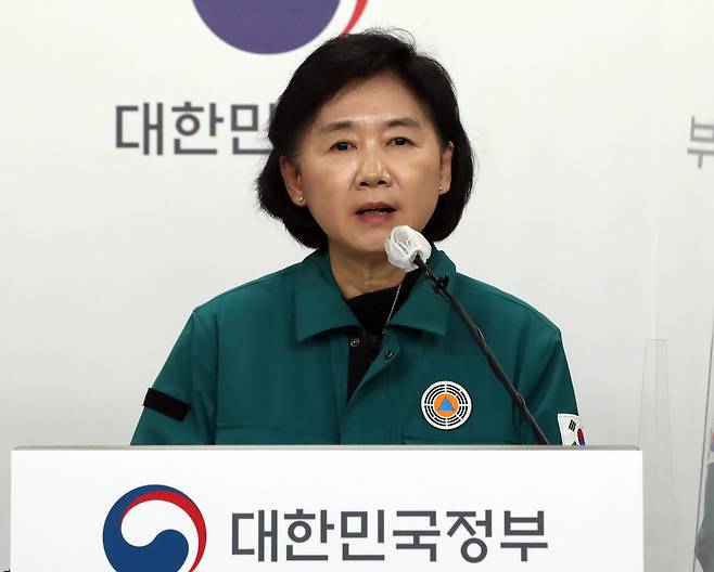 중국발 코로나 대책 발표하는 지영미 질병관리청장 - (청주=뉴스1) 김기남 기자 = 지영미 질병관리청장이 30일 오전 충북 청주시 흥덕구 오송읍 질병관리청에서 중국의 코로나19 확산과 관련해 코로나19 중앙재난안전대책본부(중대본)의 국내 대응방안을 설명하고 있다. 중대본은 중국발 입국자를 대상으로 입국 전후 코로나19 유전자증폭(PCR) 검사를 의무화 하고, 중국발 항공기의 추가 증편을 잠정 중단과 인천공항으로 도착을 일원하는 한편 단기비자도 제한하기로 했다고 밝혔다. 2022.12.30/뉴스1