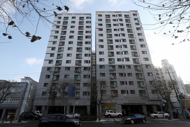 전세사기 피해자들이 속출한 것으로 알려진 인천시 미추홀구 모 아파트에 23일 적막감이 흐르고 있다. 연합뉴스