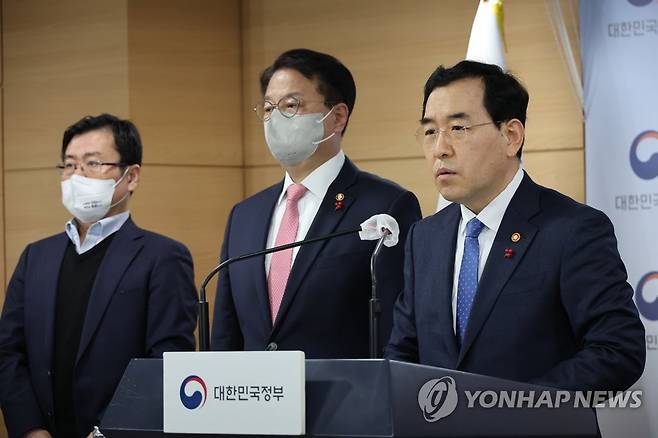 이창양 장관, 내년 1분기 전기·가스요금 조정안 발표 (서울=연합뉴스) 김승두 기자 = 이창양 산업통상자원부 장관이 30일 정부서울청사 브리핑실에서 방기선 기획재정부 차관이 배석한 가운데 내년 1분기 전기·가스요금 조정안을 발표하고 있다. 2022.12.30 kimsdoo@yna.co.kr