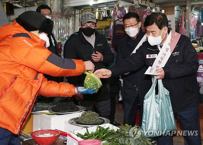 전통시장에서 장 보는 심규언 동해시장 [연합뉴스 자료사진]