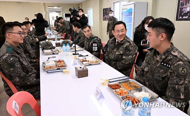 수색대대 장병과 대화하는 주호영 원내대표 (연천=연합뉴스) 국민의힘 주호영 원내대표가 30일 경기 연천군 5사단 수색대대를 방문, 식사하며 대화하고 있다. 2022.12.30 [국회사진기자단] srbaek@yna.co.kr