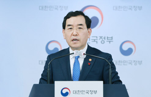 이창양 산업통상자원부 장관이 지난 12월30일 정부서울청사 정부합동 브리핑룸에서 내년 1사분기 전기·가스 요금 조정안에 관해 기자단에게 브리핑한 후 질의응답하고 있다. (사진=산업부)