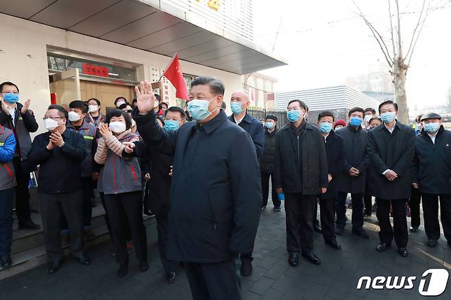 시진핑(習近平) 중국 국가주석이 10일 중국 베이징(北京) 안화리(安华里)에서 마스크를 끼고 코로나바이러스 예방 및 관리 작업을 점검하고 있다. ⓒ 로이터=뉴스1 ⓒ News1 윤다혜 기자