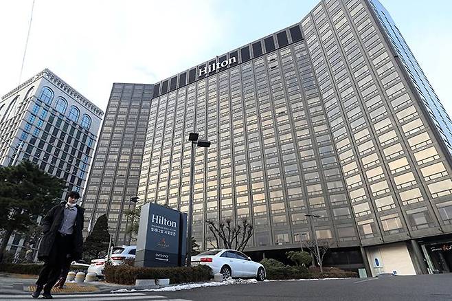 폐업을 하루 앞둔 30일 서울 중구 ‘밀레니엄 힐튼 서울’ 호텔의 모습. 이 건물을 매입한 이지스자산운용은 호텔 건물을 허물고 오피스와 호텔 등을 갖춘 복합 건물을 지을 예정이다. /뉴시스