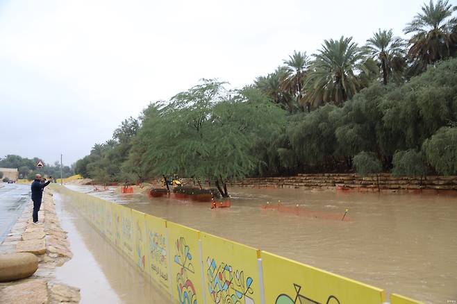 물이 불어난 사우디 수도 리야드의 한 도로.