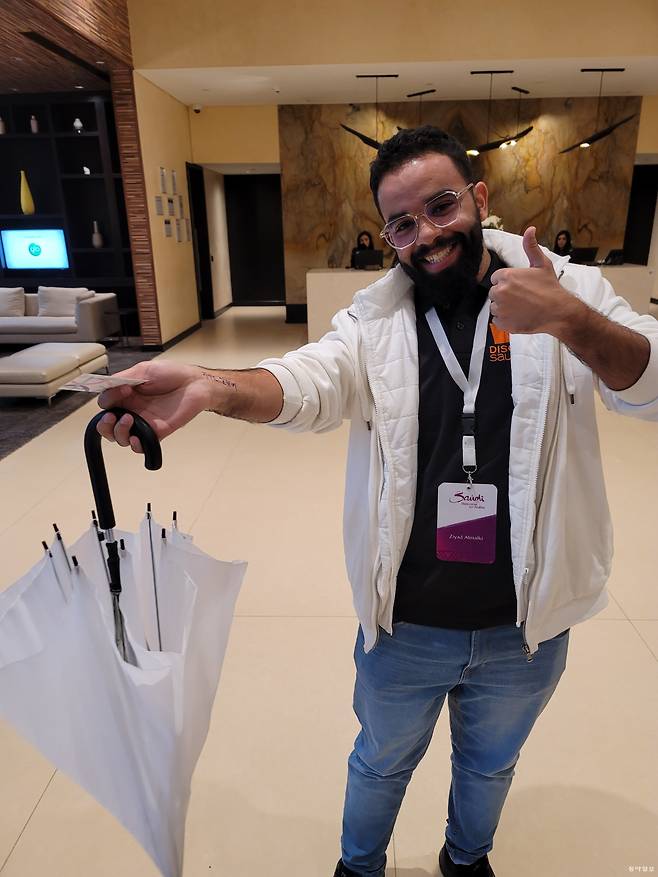 태어나서 처음 우산을 써봤다는 가이드 지야드 알말키 씨.