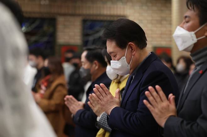 윤석열 대통령이 지난 24일 서울 중구 약현성당에서 열린 '주님 성탄 대축일 미사'에 참석해 기도하고 있다. [대통령실 제공] 연합뉴스