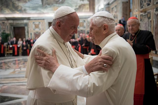 2016년 6월 28일 베네딕토 16세(오른쪽)가 바티칸에서 열린 그의 사제 서품 65주년 기념식에서 프란치스코 교황과 인사하고 있다. 연합뉴스
