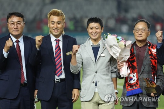 강원FC의 신임 대표이사로 추천된 김병지 대한축구협회 부회장(왼쪽 두번째)과 물러나는 이영표 강원FC의 대표이사(왼쪽 세번째) [연합뉴스 자료 사진]