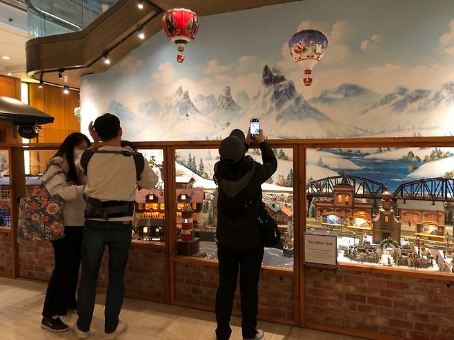 40년간 남산 자락을 지킨 서울 중구 밀레니엄 힐튼 서울 호텔이 31일 영업을 종료한다. 28일 오후 찾은 호텔에는 마지막 모습을 기억하려는 많은 고객들이 있었다. 호텔의 ‘시그니처’인 자선기차. 오연주 기자