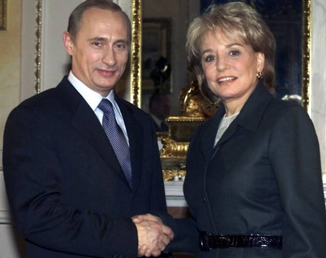 미국 ABC 방송 앵커 바버라 월터스(오른쪽)가 2001년 11월 블라디미르 푸틴 러시아 대통령을 크레믈궁에서 만나 인터뷰하고 기념촬영을 하는 모습. 모스크바=AP연합뉴스