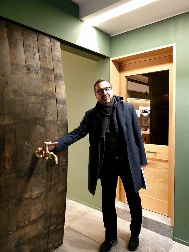 오크통 디자인 테이스팅룸 입구.