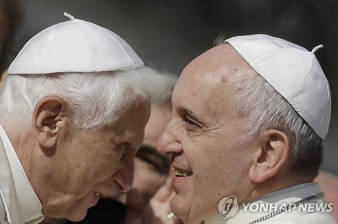 두 교황. 베네딕토 16세 명예교황과 프란치스코 교황 [AP 연합뉴스 자료사진. 재판매 및 DB 금지]