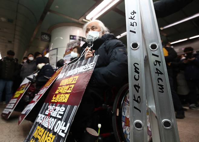 박경석 전국장애인차별철폐연대(전장연) 대표가 지난달 20일 오전 서울 광화문역에서 장애인 권리 예산 보장을 촉구하는 지하철 탑승 선전전을 마치고 발언하고 있다. 오른쪽은 전장연이 서울교통공사 사다리 반입 규격에 맞게 준비한 사다리. (사진=뉴스1)