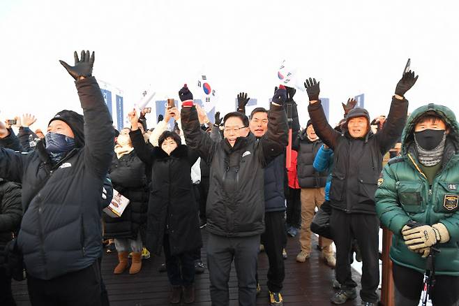 강수현 시장과 시민들이 만세를 부르고 있다.(사진=양주시 제공)