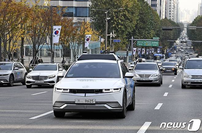 현대차·기아가 서울 강남 지역에서 운영 중인 자율주행 카헤일링 시범 서비스  로보라이드 차량이 테헤란로 일대를 주행하는 모습. (현대차·기아 제공) /뉴스1