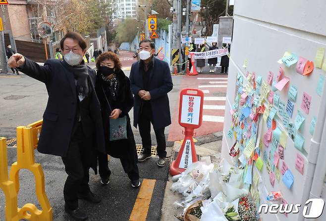 조희연 서울시교육감이 13일 서울 강남구 언북초등학교 앞에 마련된 어린이보호구역(스쿨존)에서 음주 운전 차량에 치어 숨진 초등학생을 기리는 추모 공간을 살펴보고 있다. 2022.12.13/뉴스1 ⓒ News1 송원영 기자