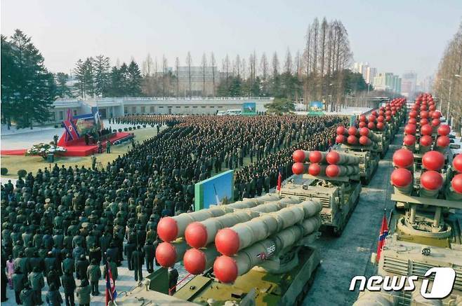 (평양 노동신문=뉴스1) = 북한은 지난해 12월31일과 새해 첫날에 발사한 단거리탄도미사일(SRBM)이 '600mm 초대형방사포'라며 30문의 방사포를 새로 제작해 군에 인도했다고 밝혔다. 노동당 기관지 노동신문은 김정은 총비서 참석 하에 '증정식'도 열었다고 보도했다.[국내에서만 사용가능. 재배포 금지. DB 금지. For Use Only in the Republic of Korea. Redistribution Prohibited] rodongphoto@news1.kr