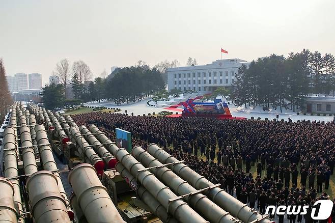 (평양 노동신문=뉴스1) = 북한군의 600㎜ 초대형 방사포 증정식이 작년 12월31일 노동당 중앙위 본부청사 정원에서 진행됐다고 1일 당 기관지 노동신문이 보도했다. [국내에서만 사용가능. 재배포 금지. DB 금지. For Use Only in the Republic of Korea. Redistribution Prohibited] rodongphoto@news1.kr