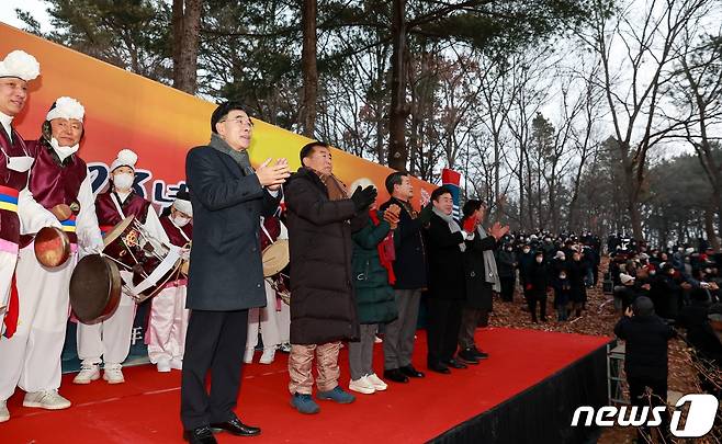 계룡시가 1일 새터산 공원에서 개최한 해맞이 행사에서 내빈과 시민들이 새해 희망과 소원을 빌고 있다. 앞줄 왼쪽부터 이응우 시장, 김범규 의장 (계룡시 제공) /뉴스1