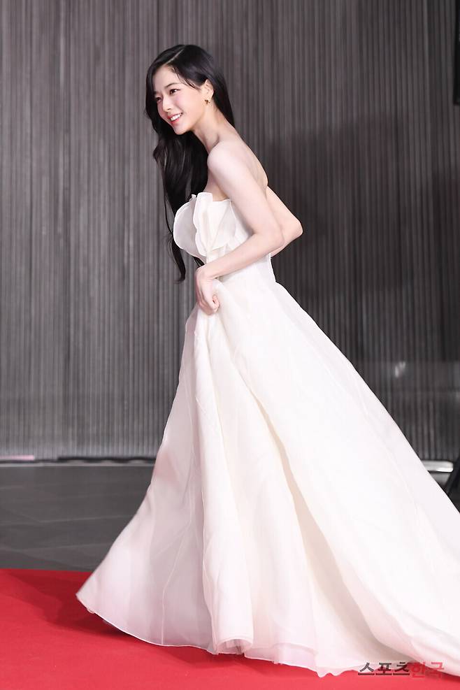 '2022 SBS 연기대상' 레드카펫 행사에 참석한 배우 노정의. ⓒ이혜영 기자 lhy@hankooki.com