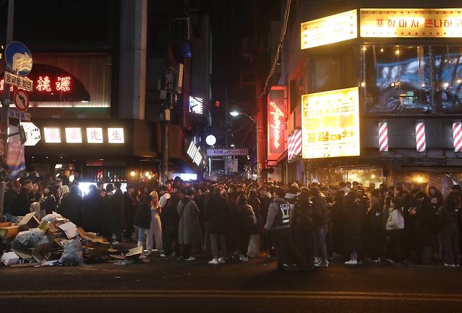 새해를 맞이한 1일 새벽 서울 홍대클럽거리 주변이 시민들로 붐비는 모습을 보이고 있지만, 관할 구청인 마포구청, 서울시 공무원의 인파 분산 모습은 전혀 보이지 않는다. 평소에도 사람들로 북적이는 '홍대클럽거리' 주변은 이날 경찰관 몇 명이 수백명을 통제했다. 2023. 1. 1 / 장련성 기자