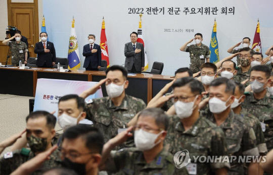 윤석열 대통령이 6일 오전 충남 계룡대에서 열린 전군 주요지휘관회의에서 국기에 경례를 하고 있다. 사진=연합뉴스 제공