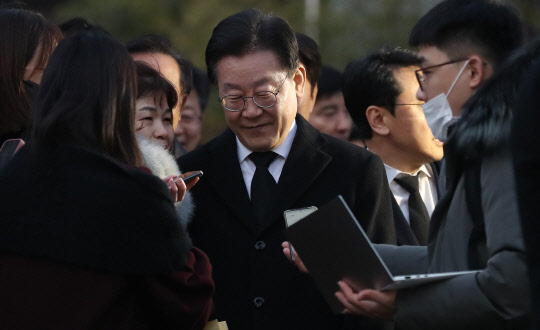 이재명(가운데) 더불어민주당 대표가 1일 오후 경남 김해시 진영읍 봉하마을 노무현 전 대통령 부인 권양숙 여사를 예방 후 취재진과 지지자에게 둘러싸여 있다.<연합뉴스>