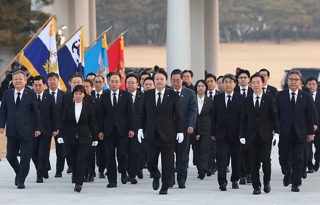 윤석열 대통령과 국무위원들이 계묘년(癸卯年) 새해 첫날인 1일 서울 동작구 국립서울현충원을 찾아 참배를 위해 현충탑으로 향하고 있다. 연합뉴스