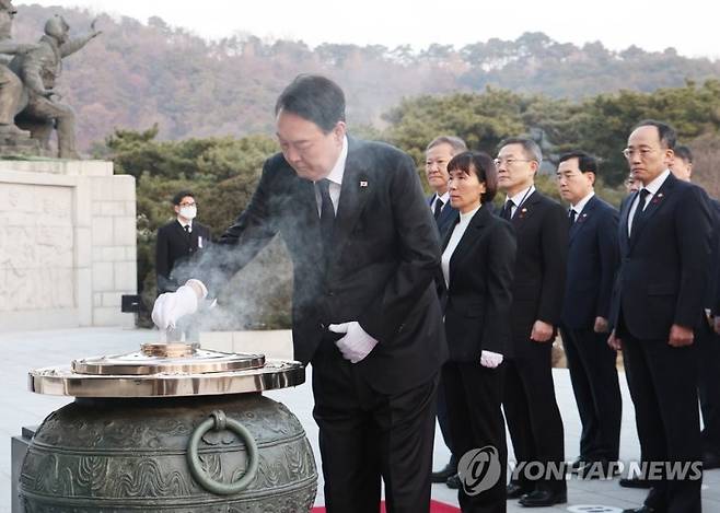 윤석열 대통령이 계묘년(癸卯年) 새해 첫날인 1일 서울 동작구 국립서울현충원을 찾아 현충탑을 참배하고 있다.