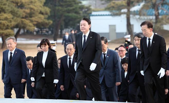 윤석열 대통령이 계묘년 새해 첫날인 1일 서울 동작구 국립서울현충원을 찾아 참배를 위해 현충탑으로 향하고 있다. (대통령실통신사진기자단) /사진=뉴시스화상