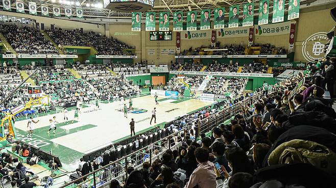 관중이 가득 들어찬 농구영신 현장. KBL 제공