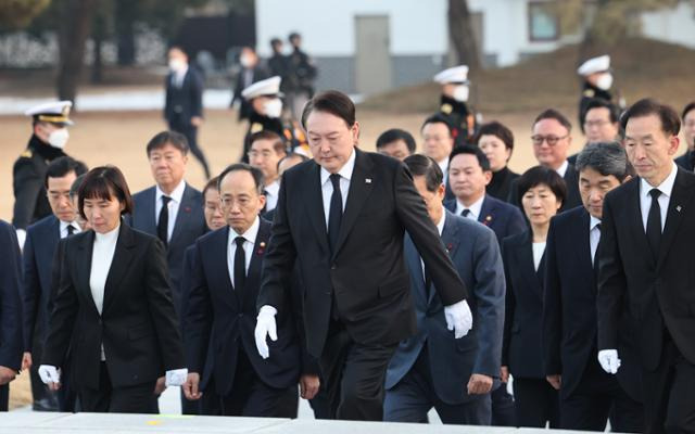 윤석열 대통령이 계묘년 새해 첫날인 1일 서울 동작구 국립서울현충원을 찾아 참배를 위해 현충탑으로 향하고 있다. 서재훈 기자