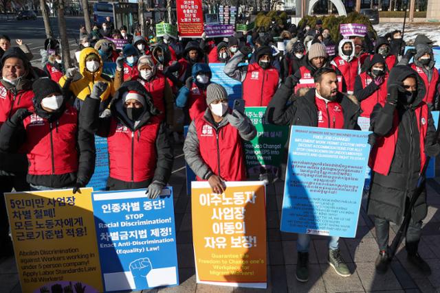 한국 사회에도 저부가가치 일자리를 둘러싼 기존 노동자와 이주 노동자의 거대한 갈등이 예고되고 있다. 이주노동자노동조합 조합원들이 지난달 18일 오후 서울 중구 파이낸스센터 앞에서 열린 '세계 이주 노동자의 날 기념대회'에서 노동권리 확대를 요구하는 구호를 외치고 있다. 뉴스1