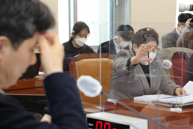 국회 환경노동위원회 여당 간사인 임이자 의원이 지난달 26일 오후 국회에서 열린 환노위 고용노동법안심사소위원회에서 윤건영 위원장 직무대리에게 발언권을 요구하고 있다. 연합뉴스