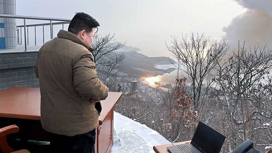 김정은 국무위원장이 지난달 15일 고체연료를 사용하는 신형 대륙간탄도미사일(ICBM)을 개발하기 위한 것으로 보이는 고출력 로켓엔진 시험을 참관하는 모습. 조선중앙TV 캡처, 연합뉴스