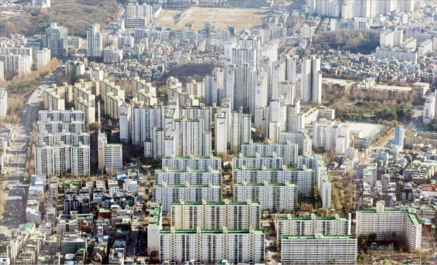 계묘년 새해 부동산시장 전망이 밝지만은 않다. 전문가들은 미국과 한국의 금리 인상이 일단락될 가능성이 높은 하반기께 아파트 가격 하락세가 둔화할 것으로 예상하고 있다. 단독주택과 기존 아파트, 새 아파트가 들어선 서울 강북의 모습.  한경DB