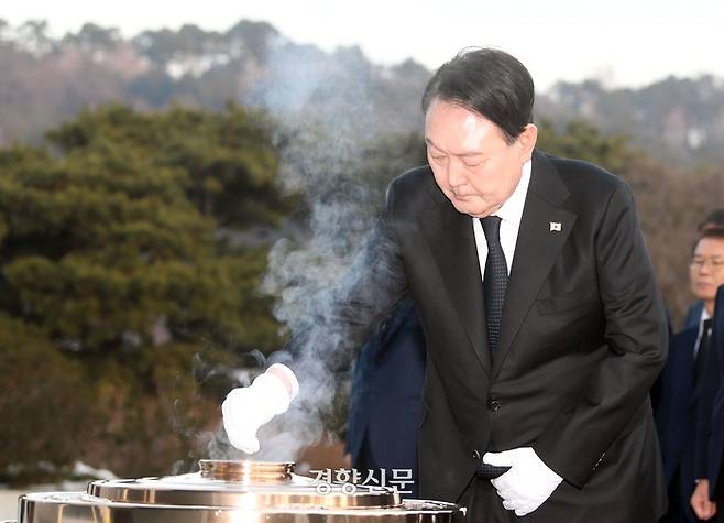 1일 서울 국립현충원을 방문한 윤석열 대통령을 비롯한 국무위원들이 헌화 분향을 하고 있다.  대통령실사진기자단