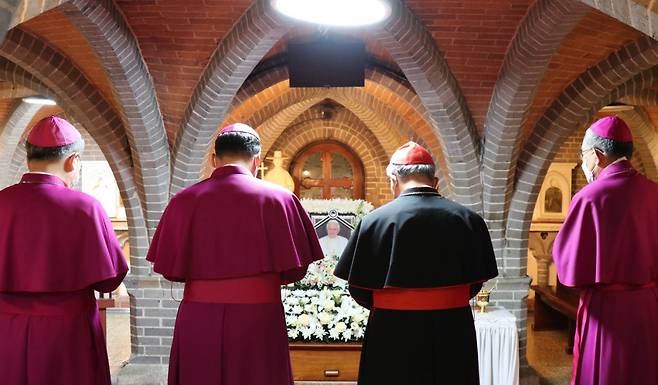 Archbishop of Seoul Peter Chung Soon-taick (second from left), Cardinal Andrew Yeom Soo-jung (third from left), Bishop Benedictus Son Hee-song (far left) and Bishop Job Koo Yo-bi stand in front of a portrait of former Pope Benedict XVI on Sunday. (Catholic Archdiocese of Seoul)