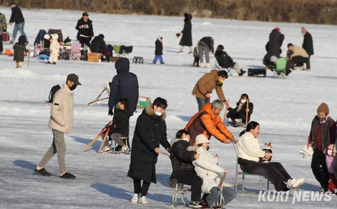 2023년 계묘년 첫 날인 1일 시민들이 강원 춘천시 사북면 오월리 춘천호에서 빙어 낚시를 즐기고 있다.