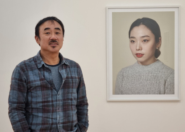 한국 초상 사진의 간판 오형근 작가가 최근 개인전이 열리는 서울 종로구 아트선재센터에서 국민일보와 인터뷰하며 작품에 대해 설명하고 있다. 아트선재센터 제공