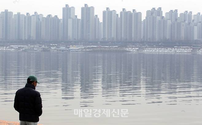 부동산 침체기가 길어질 것이라는 전망이 지속적으로 나오고 있는 가운데 한 시민이 한강 건너 아파트를 바라보고 있다. [이승환 기자]