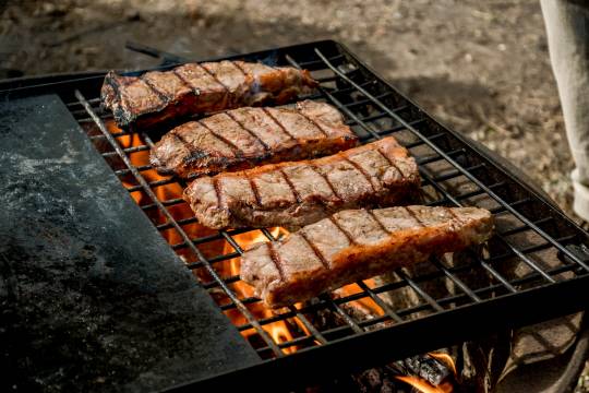 스테이크 굽기 고기를 구우면 화학적으로 마이야르 반응이 일어나 맛과 냄새가 더 좋아진다. ‘겉바속촉’의 기술을 익히려면 몇 가지 요령을 알아야 한다. 게티이미지